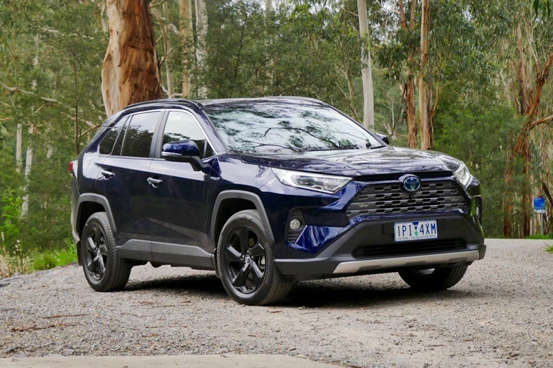 2. Toyota RAV4 Hybrid 2020 (giá khởi điểm: 28.350 USD, điểm tổng thể: 8,5/10).