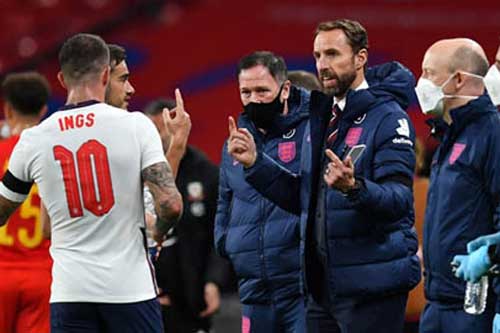 Southgate d&#x1B0;&#x1A1;ng t&#xED;nh v&#x1EDB;i Covid-19 nh&#x1B0;ng gi&#x1EA5;u nh&#x1EB9;m