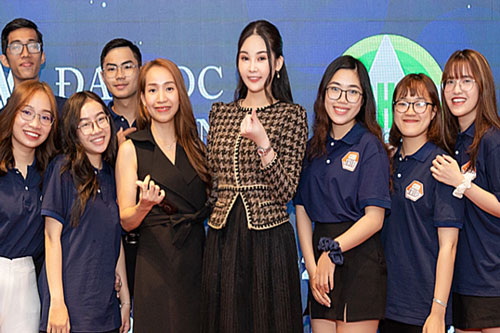 Hoa hậu Ngân Anh thanh lịch dự event