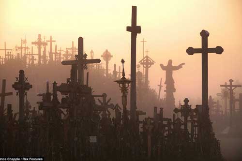 Chiêm ngưỡng vẻ đẹp ma mị của Đồi Thánh Giá xứ Lithuania: Nơi vẫn đứng vững sau 5 lần bị phá hủy