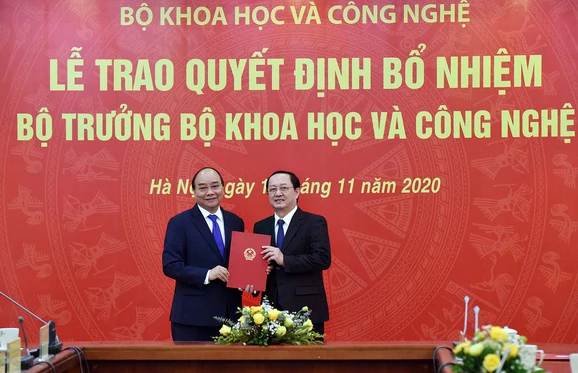Thủ tướng Chính phủ Nguyễn Xuân Phúc đã trao Quyết định của Chủ tịch nước bổ nhiệm đồng chí Huỳnh Thành Đạt giữ chức Bộ trưởng Bộ KH&CN.