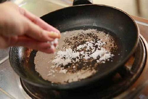 Mẹo làm sạch chảo bị cháy sạch bong trong tích tắc