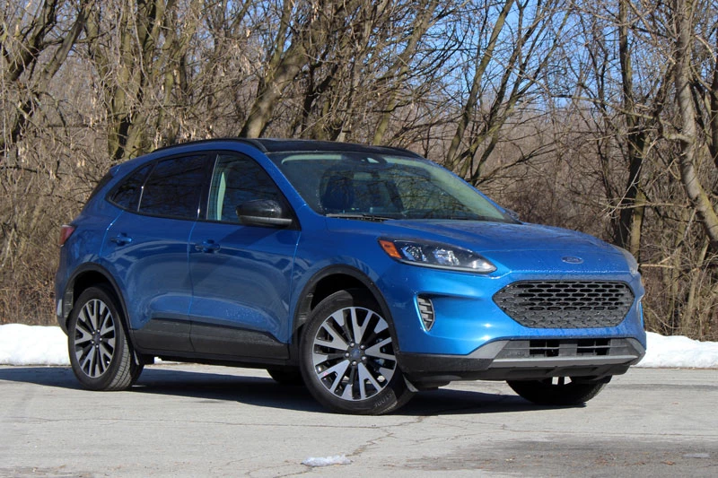 5. Ford Escape Hybrid 2020 (giá khởi điểm: 28.265 USD, điểm tổng thể: 8,3/10).