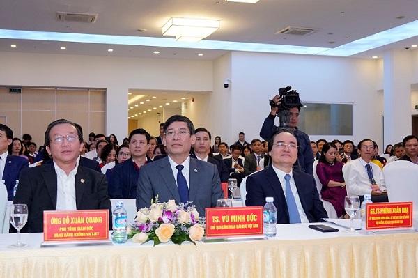 Vietjet tặng quà bay khắp Việt Nam, tri ân giáo viên tiêu biểu 2020