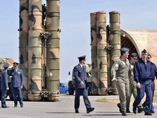 S-300 bản nâng cấp và S-400 sẽ ra sao khi ‘so găng’ với nhau?
