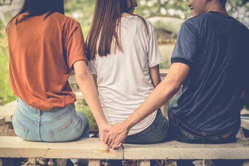 Tarot: Bạn có khả năng bị bạn thân cướp bồ không?