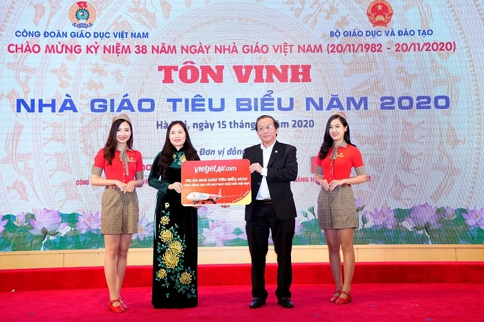 Phó Tổng giám đốc Vietjet Đỗ Xuân Quang tặng phần quà của Vietjet cho đại diện Công đoàn Giáo dục Việt Nam.