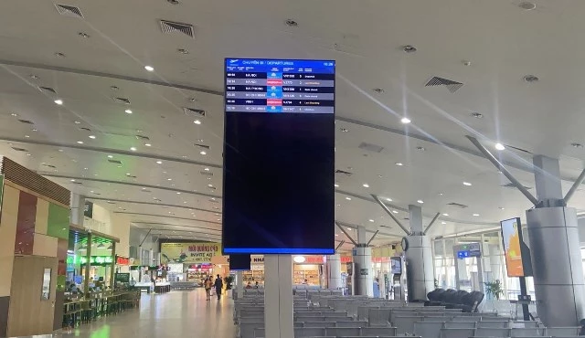 Màn hình thông tin chuyến bay (FIDS) tại sân bay Cam Ranh (Nha Trang) 