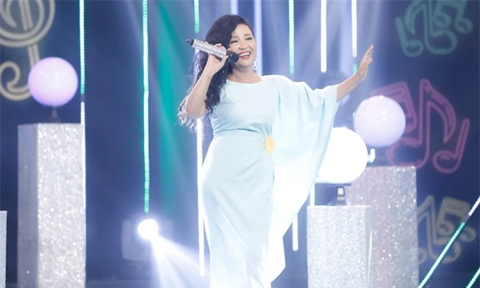 Đóng thế cho ca sĩ Lương Bích Hữu, nghệ sĩ Ngân Quỳnh trình diễn đầy duyên dáng và gây cười khi gọi NSND Hồng Vân là cô, gọi MC Thanh Bạch là chú.
