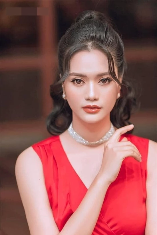 Trong một hoạt động ngoài lề khác, Trần Thị Mai cũng áp dụng kei63u tóc cột cao và uốn xoăn khiến cô mất điểm về nhan sắc.