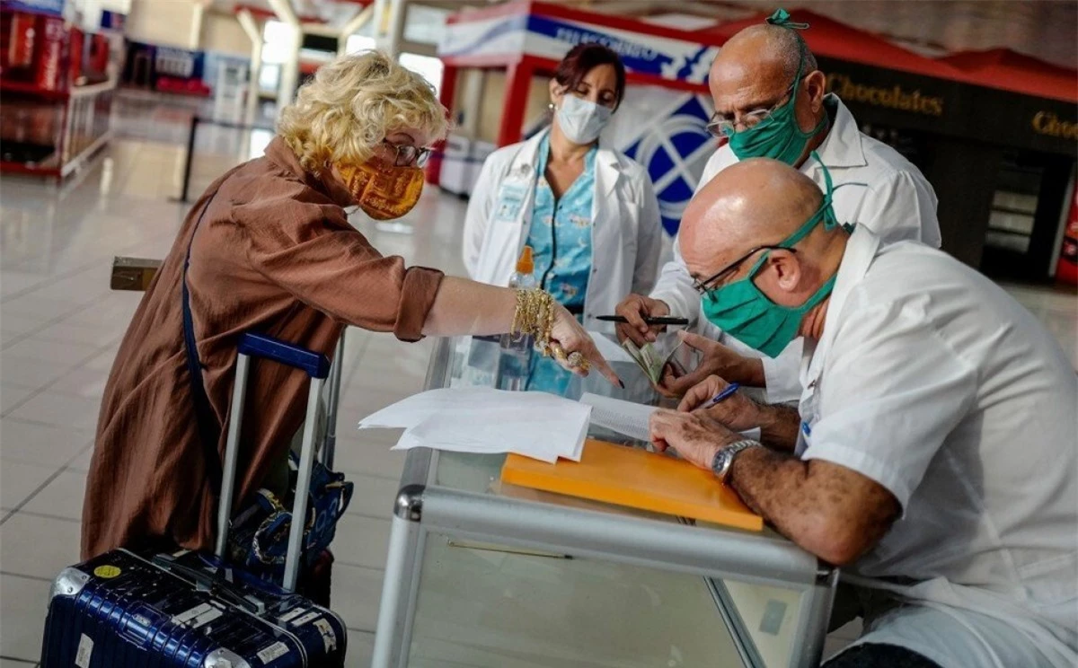 Cuba có nguồn thu lớn nhất từ việc cho thuê nhân viên y tế. Ảnh: AFP