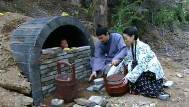 Phong tục tang lễ tàn khốc nhất Trung Quốc: Xây mộ chôn sống cha mẹ già, mỗi ngày đưa cơm kèm theo một viên gạch - Ảnh 2.