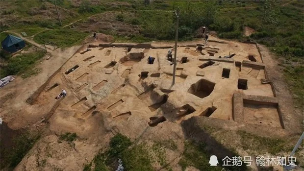 Phong tục tang lễ tàn khốc nhất Trung Quốc: Xây mộ chôn sống cha mẹ già, mỗi ngày đưa cơm kèm theo một viên gạch - Ảnh 5.