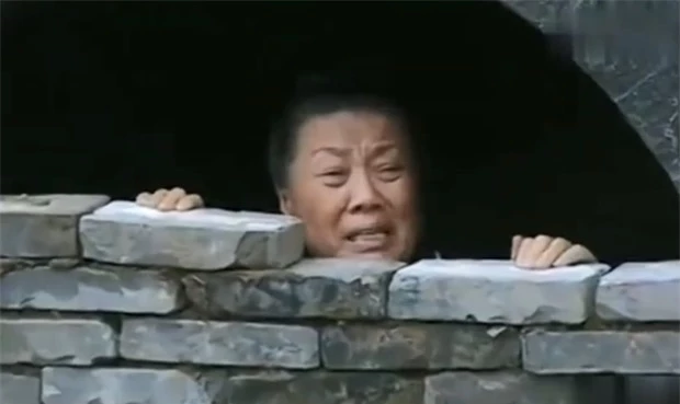 Phong tục tang lễ tàn khốc nhất Trung Quốc: Xây mộ chôn sống cha mẹ già, mỗi ngày đưa cơm kèm theo một viên gạch - Ảnh 7.
