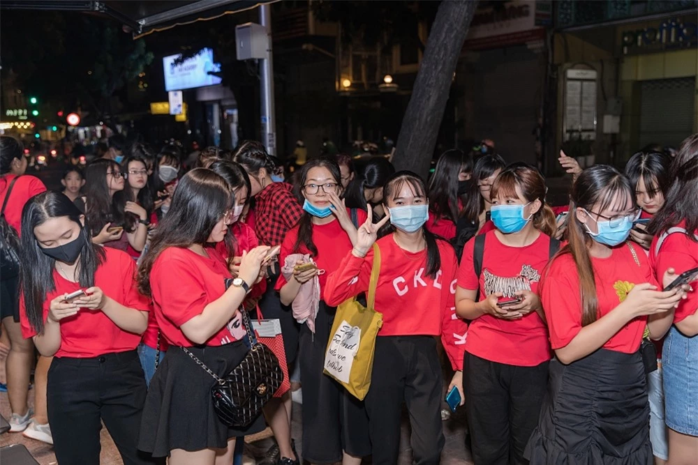 Chương trình bắt đầu trễ vì sự cố kỹ thuật. Nhưng đông đảo fan vẫn cố gắng xếp hàng, chờ đợi đến khi show bắt đầu.