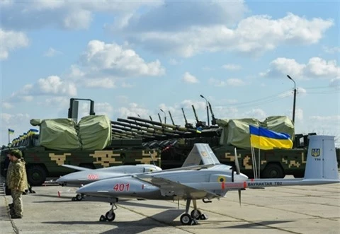 Ukraine lan dau su dung UAV Bayraktar TB2 tan cong Donbass