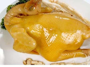 Cách luộc gà vàng ươm, da giòn không bị nứt