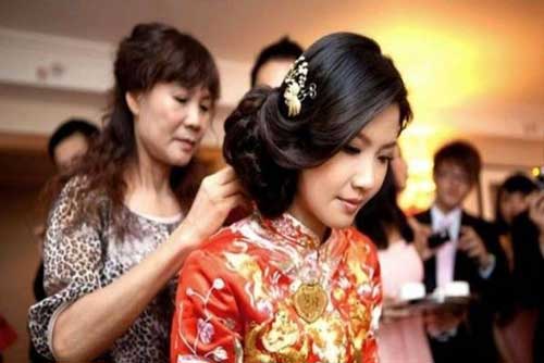 Đang nẫu ruột vì bị họ hàng chê lấy chồng nghèo, không ngờ ngày cưới, có người phụ nữ lạ mặt trao cho tôi 10 cây vàng đeo trĩu cổ