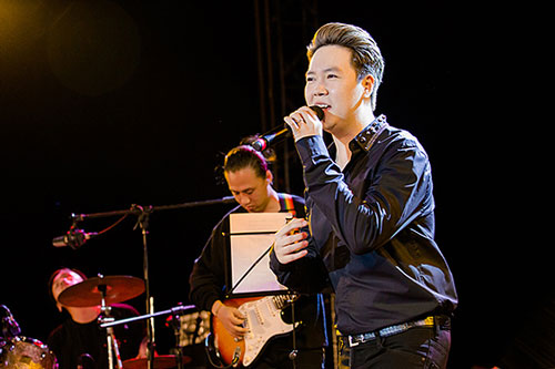 Lê Hiếu hát dưới hoàng hôn