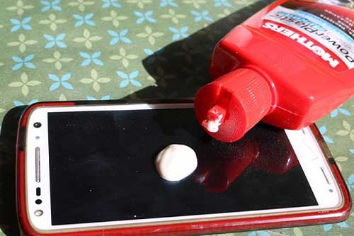 Cách loại bỏ vết xước trên điện thoại cực nhanh và đơn giản