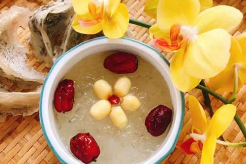 Yến chưng hạt sen với táo đỏ: Món ăn bổ dưỡng cho người mới ốm dậy