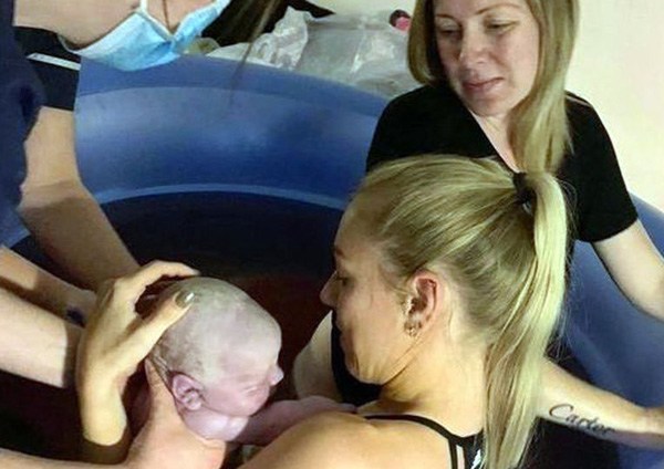 Đỡ đẻ cho bạn thân, vợ bật khóc khi đứa trẻ sinh ra giống hệt chồng mình