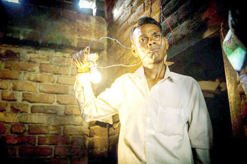 CLIP: Ăn 1.100 volt điện thay cơm - Khó tin nhưng có thật