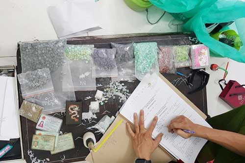 Bình Dương: Phát hiện điểm sản xuất ma tuý lớn có súng