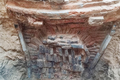 Phong tục tang lễ tàn khốc nhất Trung Quốc: Xây mộ "chôn sống" cha mẹ già, mỗi ngày đưa cơm kèm theo một viên gạch