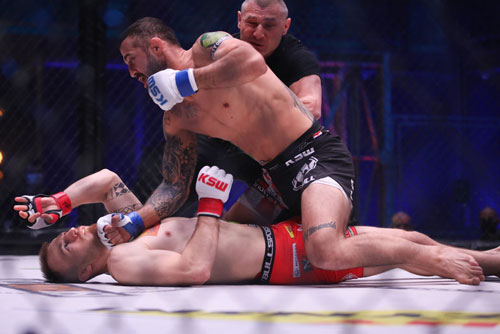 Chiêm ngưỡng cú đấm vòng cung tuyệt đỉnh khiến võ sĩ Ba Lan bất tỉnh chỉ sau 12 giây thi đấu