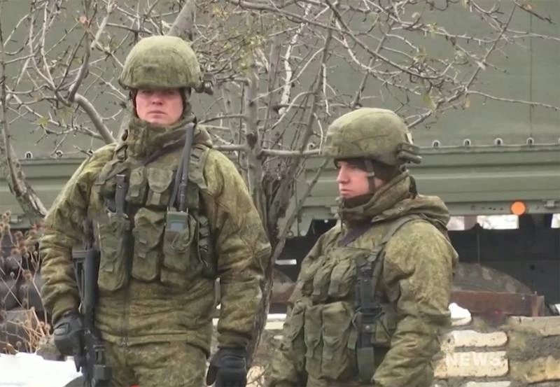 Lính gìn giữ hòa bình Nga với súng trường tấn công AK-12. Ảnh: Topwar.
