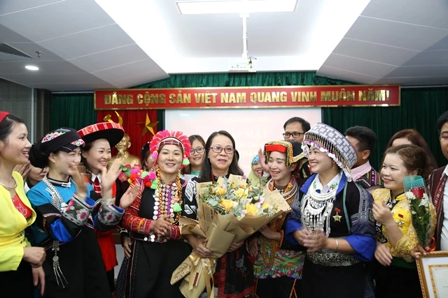 hứ trưởng, Phó Chủ nhiệm UBDT Hoàng Thị Hạnh giao lưu cùng các thầy cô giáo