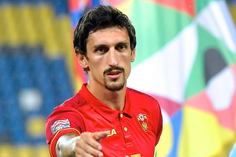 Trung vệ: Stefan Savic (Montenegro).