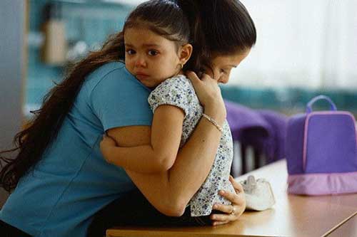 Trời mưa tầm tã nhưng nghe tiếng chuông cửa dồn dập, tôi ra mở thì chết lặng khi mẹ chồng cũ dúi vào tay mình xấp tiền rồi bỏ đi