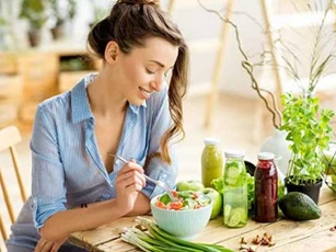 4 thói quen khi ăn nhận biết người sống thọ