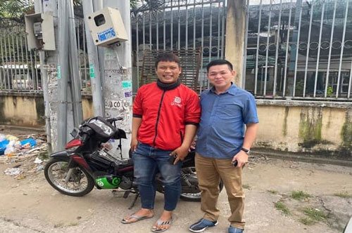 Nhặt được điện thoại hàng trăm triệu, tài xế xe ôm trả lại chủ nhân mà không cần hậu tạ