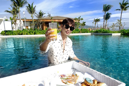 Tuấn Trần diện đồ hiệu đi nghỉ dưỡng