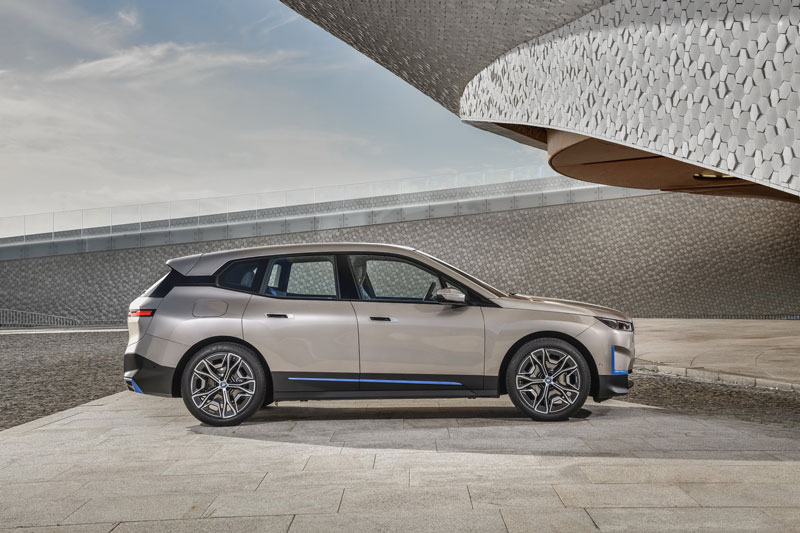 BMW iX 2022: SUV chạy điện với phạm vi hoạt động 600 km/lần sạc