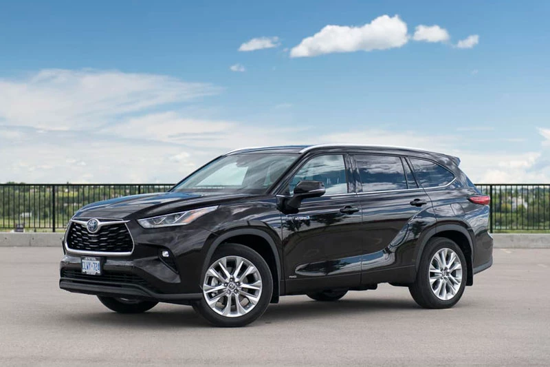 5. Toyota Highlander Hybrid 2020 (giá khởi điểm: 38.200 USD, điểm tổng thể: 8.1/10).