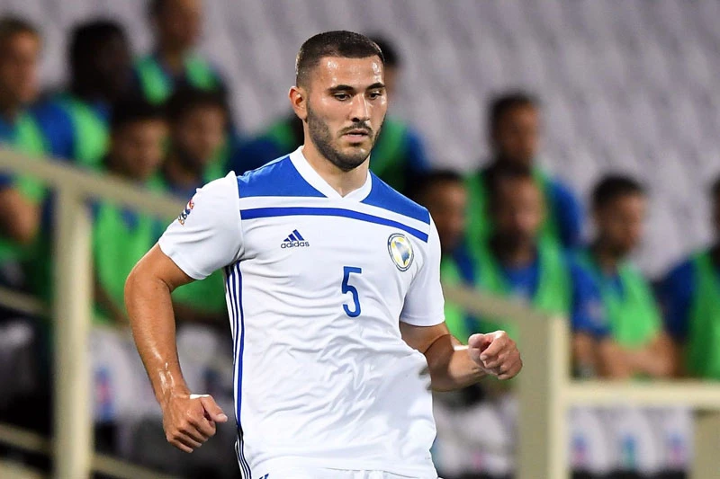 Hậu vệ trái: Sead Kolasinac (Bosnia & Herzegovina).