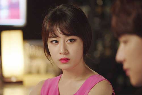 Chồng khoe 2 vé máy bay quốc tế, tôi vui mừng khôn xiết nhưng rồi lại chết đứng trước tờ giấy để trên mặt bàn của mẹ anh ta