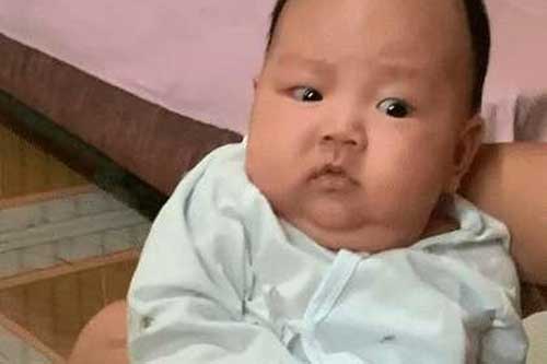 Vẻ mặt hờn dỗi của cậu bé sơ sinh khi thấy bố nựng chị gái khiến dân mạng 'cười té xỉu'