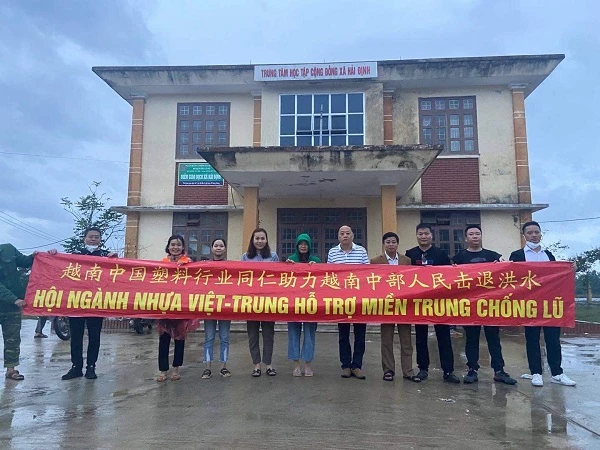 Các doanh nghiệp ngành nhựa Trung Quốc đã ủng hộ cho bà con xã Hải Ninh, huyện Hải Lăng, tỉnh Quảng Trị.