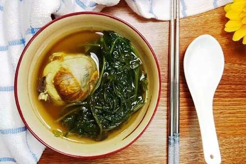 Trứng vịt lộn hầm ngải cứu: Món ngon chữa chứng đau đầu kinh niên