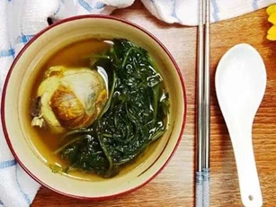 Trứng vịt lộn hầm ngải cứu: Món ngon chữa chứng đau đầu kinh niên