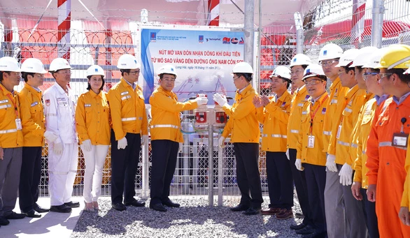 Dòng khí đầu tiên từ mỏ Sao Vàng đã “cập bờ” ngày 16-11 - Ảnh: PV GAS