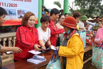 Hội nữ doanh nhân phố cổ Hà Nội trao quà vùng lũ Quảng Bình