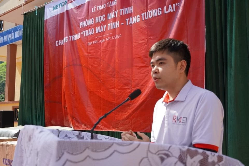 Ông Đặng Thái Hòa, Phó Tổng giám đốc Rikkeisoft phát biểu tại buổi trao tặng máy tính.