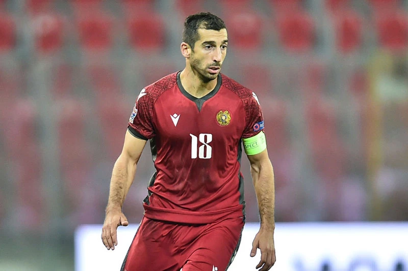 Tiền vệ phải: Henrikh Mkhitaryan (Armenia).