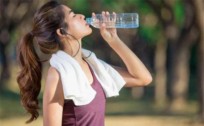 Uống nước lọc vào buổi sáng tốt cho sức khỏe